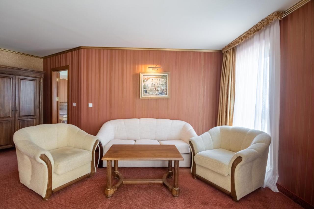Mistral 4*