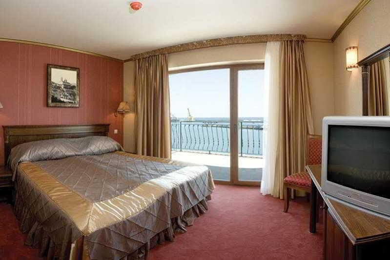 Mistral 4*