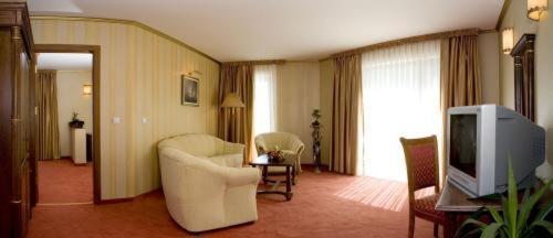 Mistral 4*